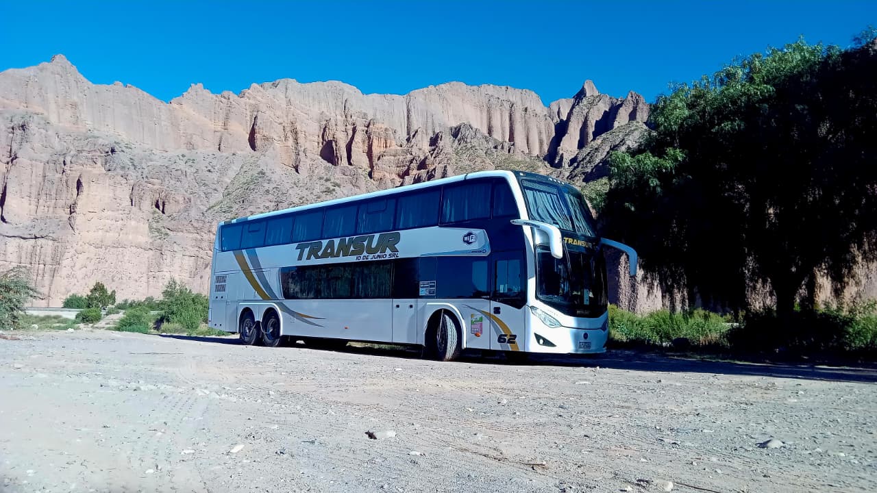 Bus Transur con montañas de fondo
