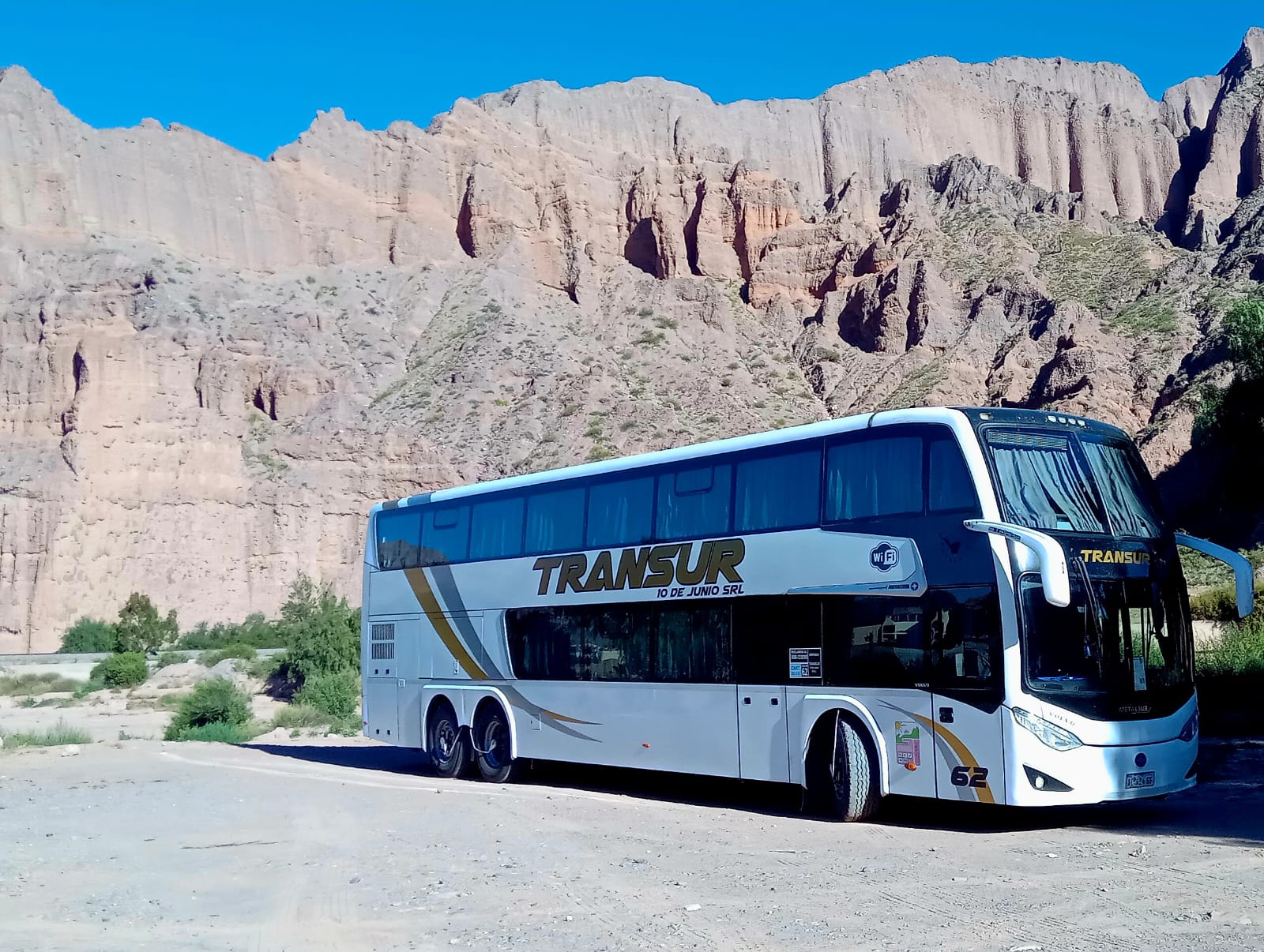 Bus doble piso en paisaje de montaña